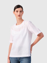 Hochgeschlossene Bluse aus Baumwolle im T-Shirt-Stil mit Knopfverschluss auf der Rückseite. Aus nachhaltiger Baumwolle gefertigt.