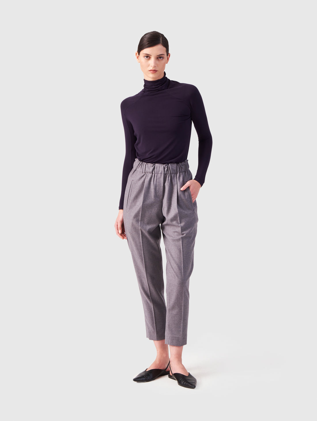 „LOLA“ ist eine hochwertige Jogger-Stil-Hose aus feiner Wolle, die durch außergewöhnlichen Tragekomfort, Wärme und Bewegungsfreiheit überzeugt. Vielseitig kombinierbar – ob leger mit Sneakern oder elegant mit Pumps – und nachhaltig in Europa gefertigt.