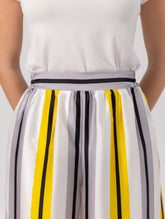 Bedruckte Satin-Seidenhose mit weitem Bein im Pyjama-Stil, elastischem Bund und Seitentaschen.  Hergestellt aus Naturfasern. 