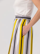 Bedruckte Satin-Seidenhose mit weitem Bein im Pyjama-Stil, elastischem Bund und Seitentaschen.  Hergestellt aus Naturfasern. 