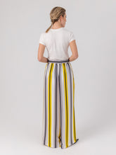 Bedruckte Satin-Seidenhose mit weitem Bein im Pyjama-Stil, elastischem Bund und Seitentaschen.  Hergestellt aus Naturfasern. 