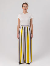 Bedruckte Satin-Seidenhose mit weitem Bein im Pyjama-Stil, elastischem Bund und Seitentaschen.  Hergestellt aus Naturfasern. 