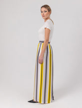 Bedruckte Satin-Seidenhose mit weitem Bein im Pyjama-Stil, elastischem Bund und Seitentaschen.  Hergestellt aus Naturfasern. 