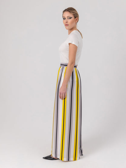 Bedruckte Satin-Seidenhose mit weitem Bein im Pyjama-Stil, elastischem Bund und Seitentaschen.  Hergestellt aus Naturfasern. 