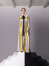 Bedruckte Satin-Seidenhose mit weitem Bein im Pyjama-Stil, elastischem Bund und Seitentaschen.  Hergestellt aus Naturfasern. 