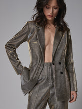 Bundfaltenhose gefertigt aus einer abgetragenen Tartanbahn und mit einem speziellen glänzenden Material beschichtet