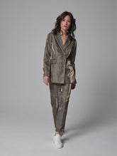 Bundfaltenhose gefertigt aus einer abgetragenen Tartanbahn und mit einem speziellen glänzenden Material beschichtet