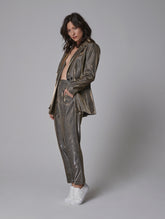 Bundfaltenhose gefertigt aus einer abgetragenen Tartanbahn und mit einem speziellen glänzenden Material beschichtet