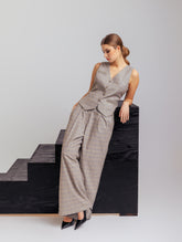 Weit geschnittene Hose mit elastischem Bund und verdeckten Seitentaschen. Hergestellt aus nachhaltigen Fasern.