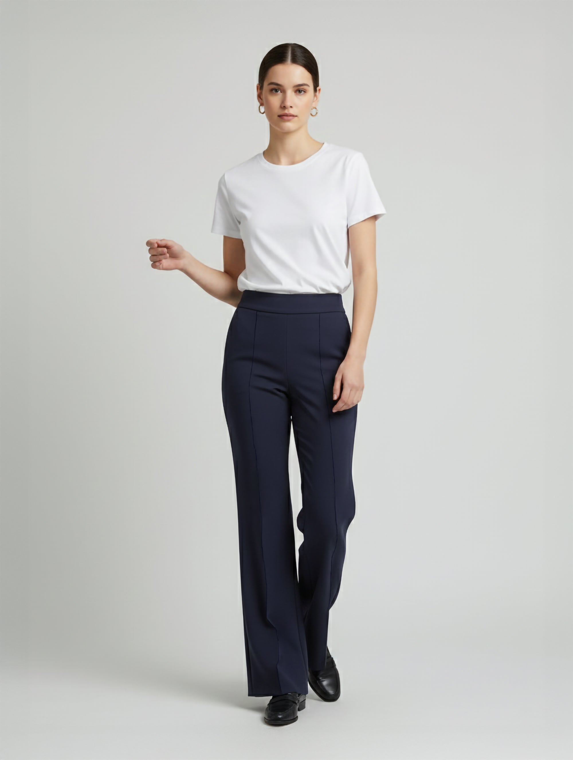 Die Hose Tanja in klassischem Navy überzeugt mit klarer Linienführung, eleganter Wide-Leg-Silhouette und hohem Bund mit elastischem Taillenband für eine bequeme, schmeichelhafte Passform.