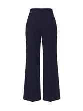 Die Hose Tanja in klassischem Navy überzeugt mit klarer Linienführung, eleganter Wide-Leg-Silhouette und hohem Bund mit elastischem Taillenband für eine bequeme, schmeichelhafte Passform.