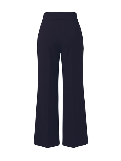 Die Hose Tanja in klassischem Navy überzeugt mit klarer Linienführung, eleganter Wide-Leg-Silhouette und hohem Bund mit elastischem Taillenband für eine bequeme, schmeichelhafte Passform.
