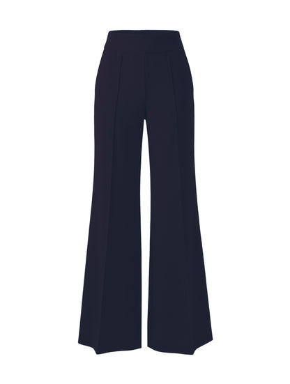 Die Hose Tanja in klassischem Navy überzeugt mit klarer Linienführung, eleganter Wide-Leg-Silhouette und hohem Bund mit elastischem Taillenband für eine bequeme, schmeichelhafte Passform.