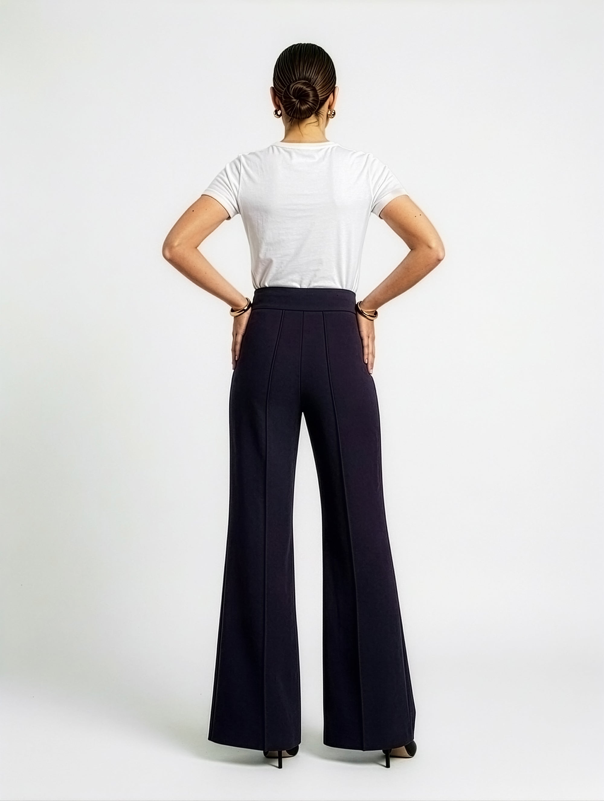 Die Hose Tanja in klassischem Navy überzeugt mit klarer Linienführung, eleganter Wide-Leg-Silhouette und hohem Bund mit elastischem Taillenband für eine bequeme, schmeichelhafte Passform.