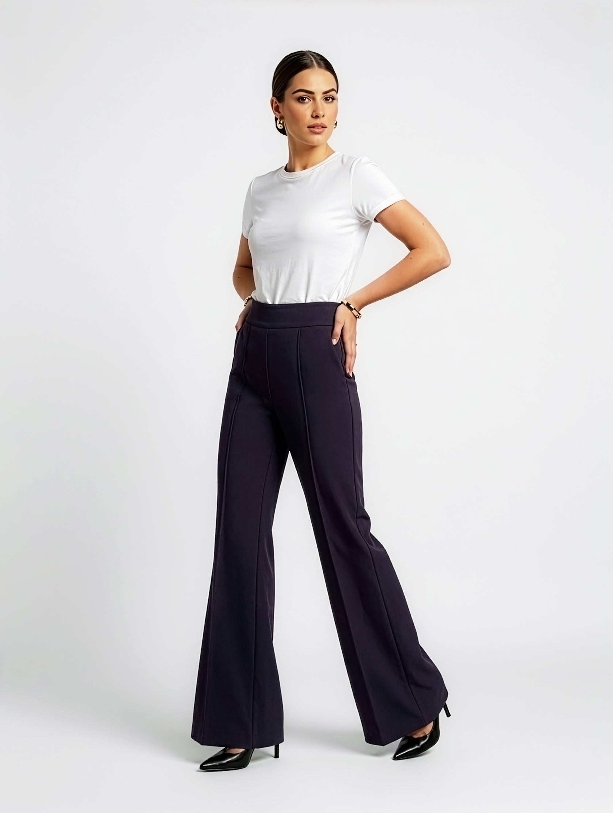 Die Hose Tanja in klassischem Navy überzeugt mit klarer Linienführung, eleganter Wide-Leg-Silhouette und hohem Bund mit elastischem Taillenband für eine bequeme, schmeichelhafte Passform.