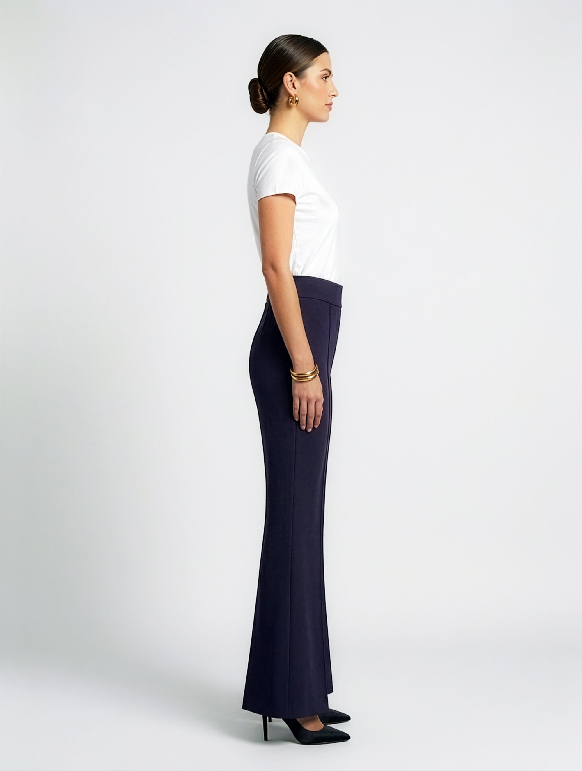 Die Hose Tanja in klassischem Navy überzeugt mit klarer Linienführung, eleganter Wide-Leg-Silhouette und hohem Bund mit elastischem Taillenband für eine bequeme, schmeichelhafte Passform.