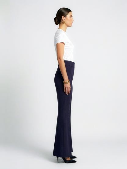 Die Hose Tanja in klassischem Navy überzeugt mit klarer Linienführung, eleganter Wide-Leg-Silhouette und hohem Bund mit elastischem Taillenband für eine bequeme, schmeichelhafte Passform.