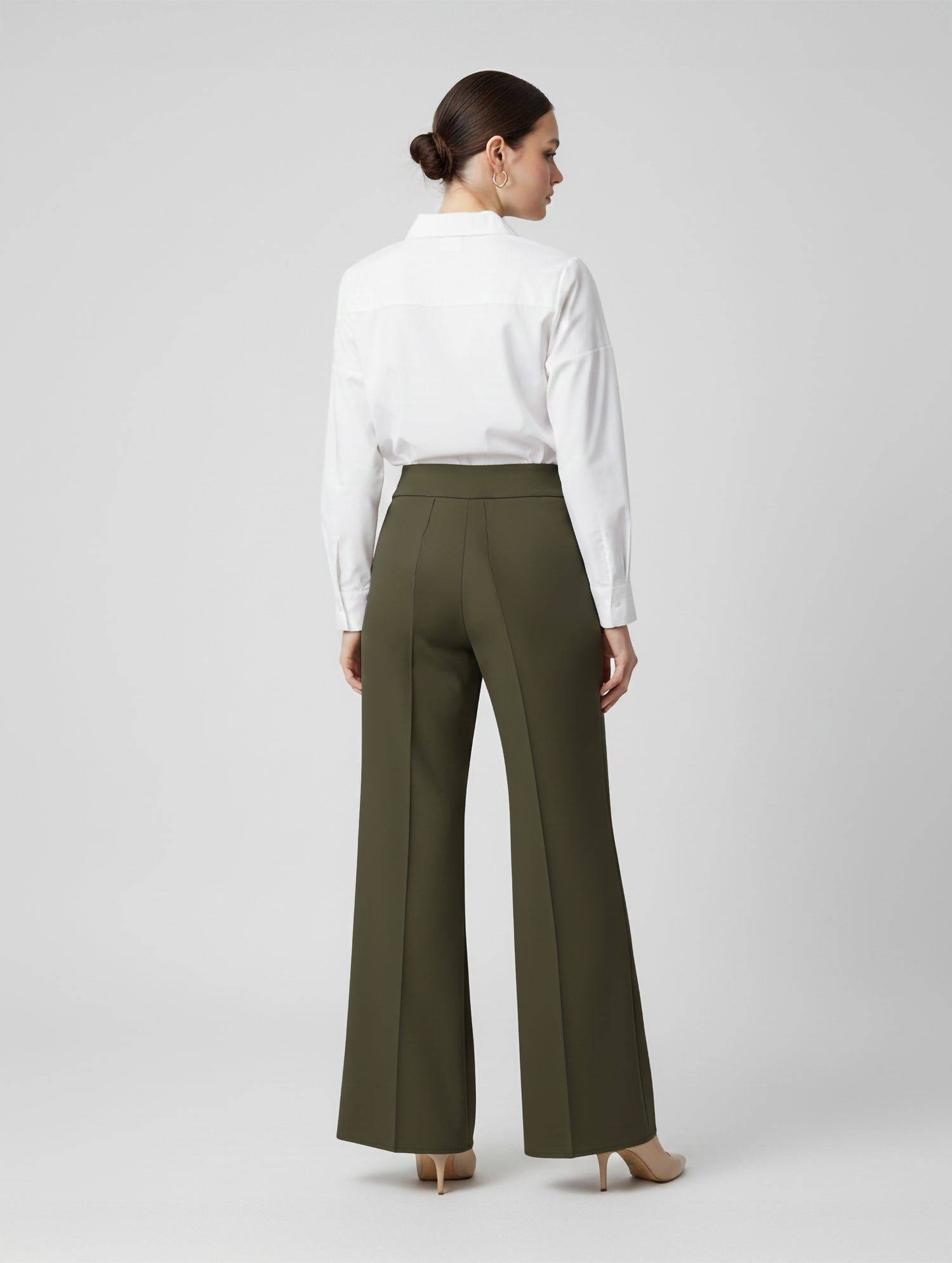 Die Hose Tanja in klassischem Dunkles Olivgrün überzeugt mit klarer Linienführung, eleganter Wide-Leg-Silhouette und hohem Bund mit elastischem Taillenband für eine bequeme, schmeichelhafte Passform.