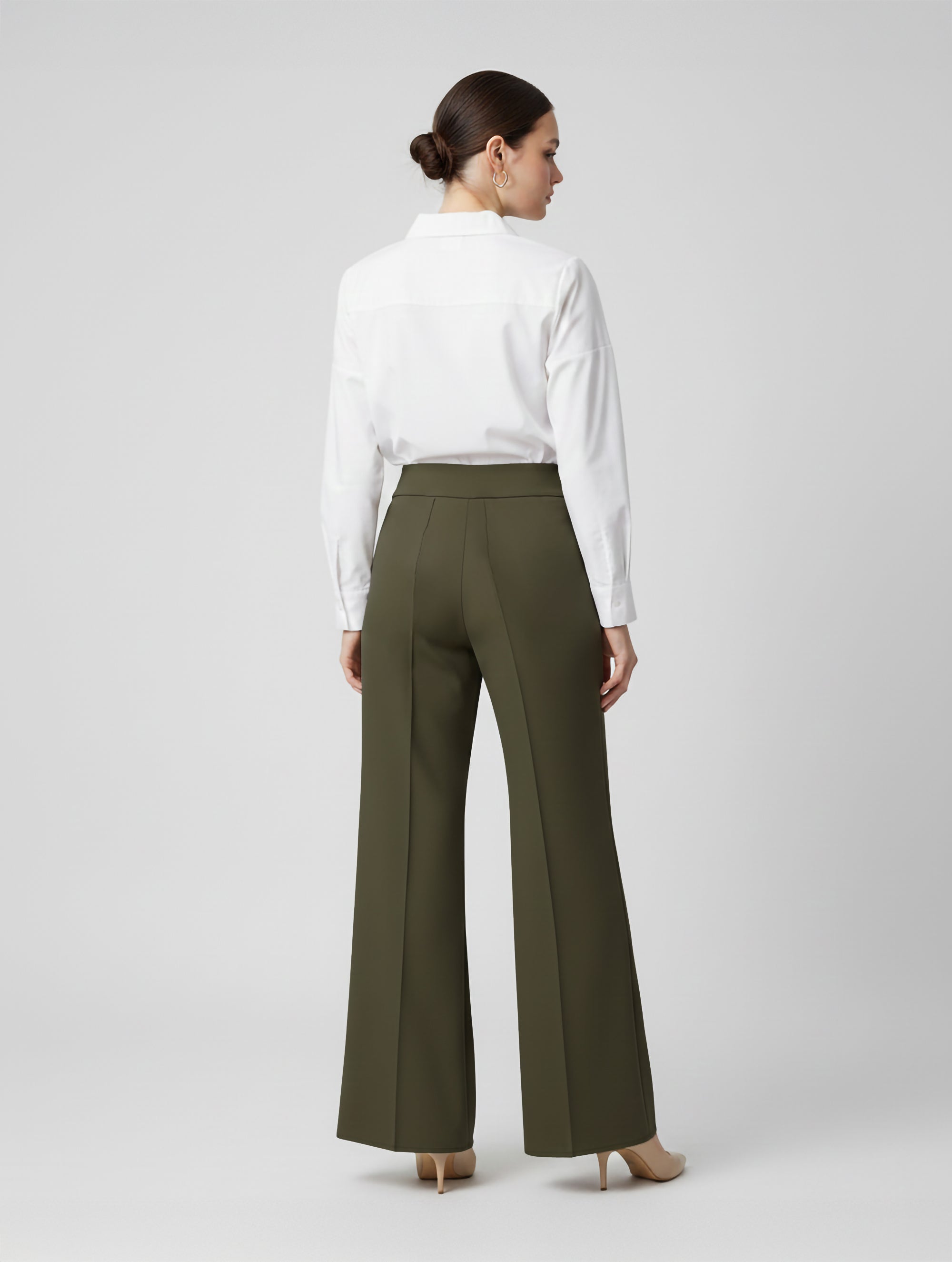 Die Hose Tanja in klassischem Dunkles Olivgrün überzeugt mit klarer Linienführung, eleganter Wide-Leg-Silhouette und hohem Bund mit elastischem Taillenband für eine bequeme, schmeichelhafte Passform.