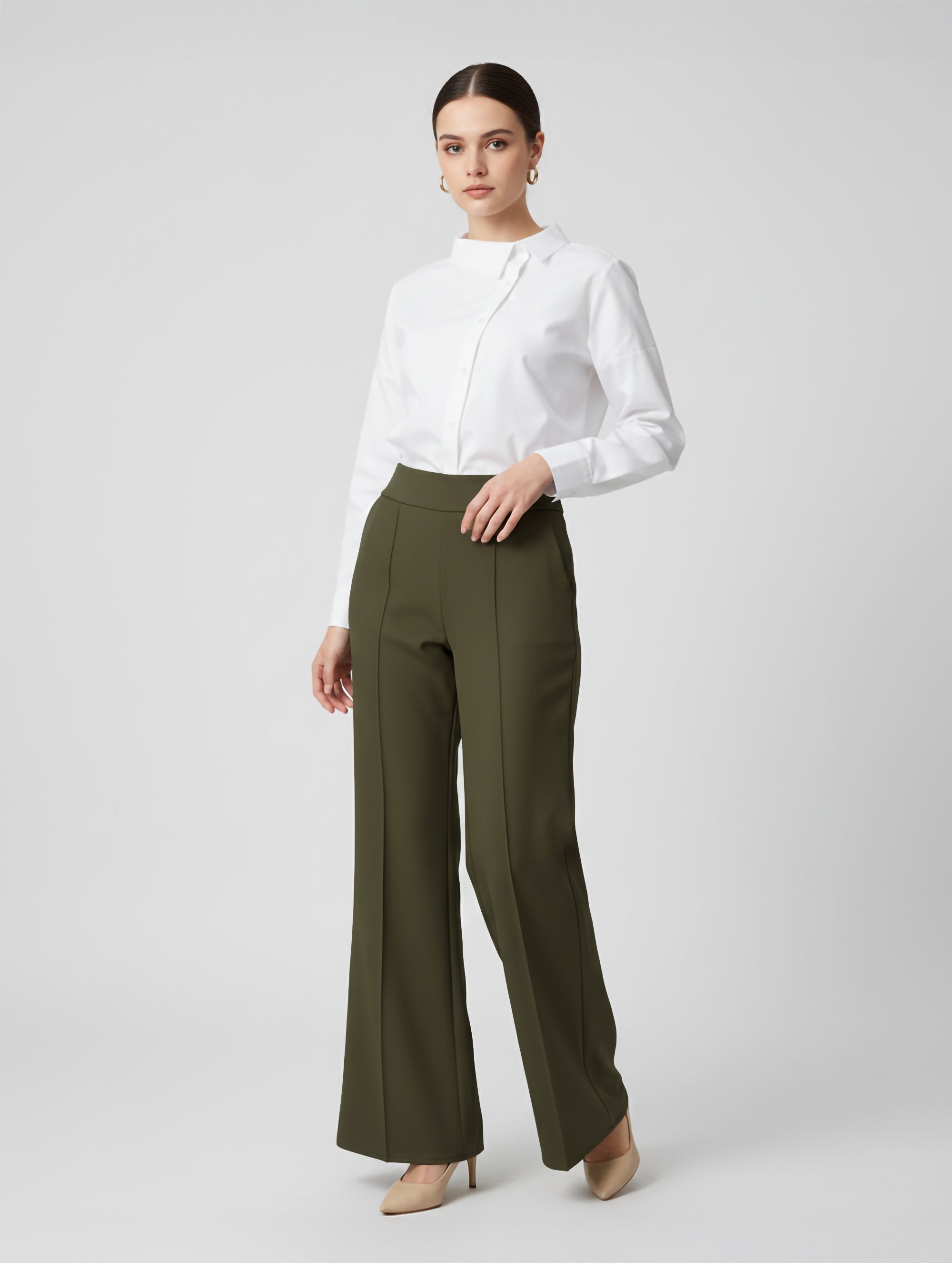 Die Hose Tanja in klassischem Dunkles Olivgrün überzeugt mit klarer Linienführung, eleganter Wide-Leg-Silhouette und hohem Bund mit elastischem Taillenband für eine bequeme, schmeichelhafte Passform.
