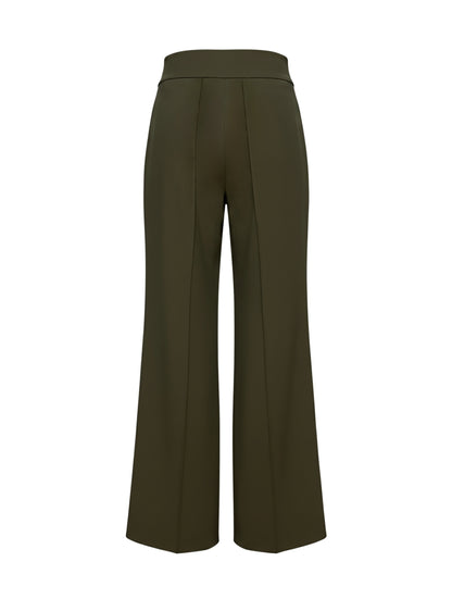 Die Hose Tanja in klassischem Dunkles Olivgrün überzeugt mit klarer Linienführung, eleganter Wide-Leg-Silhouette und hohem Bund mit elastischem Taillenband für eine bequeme, schmeichelhafte Passform.