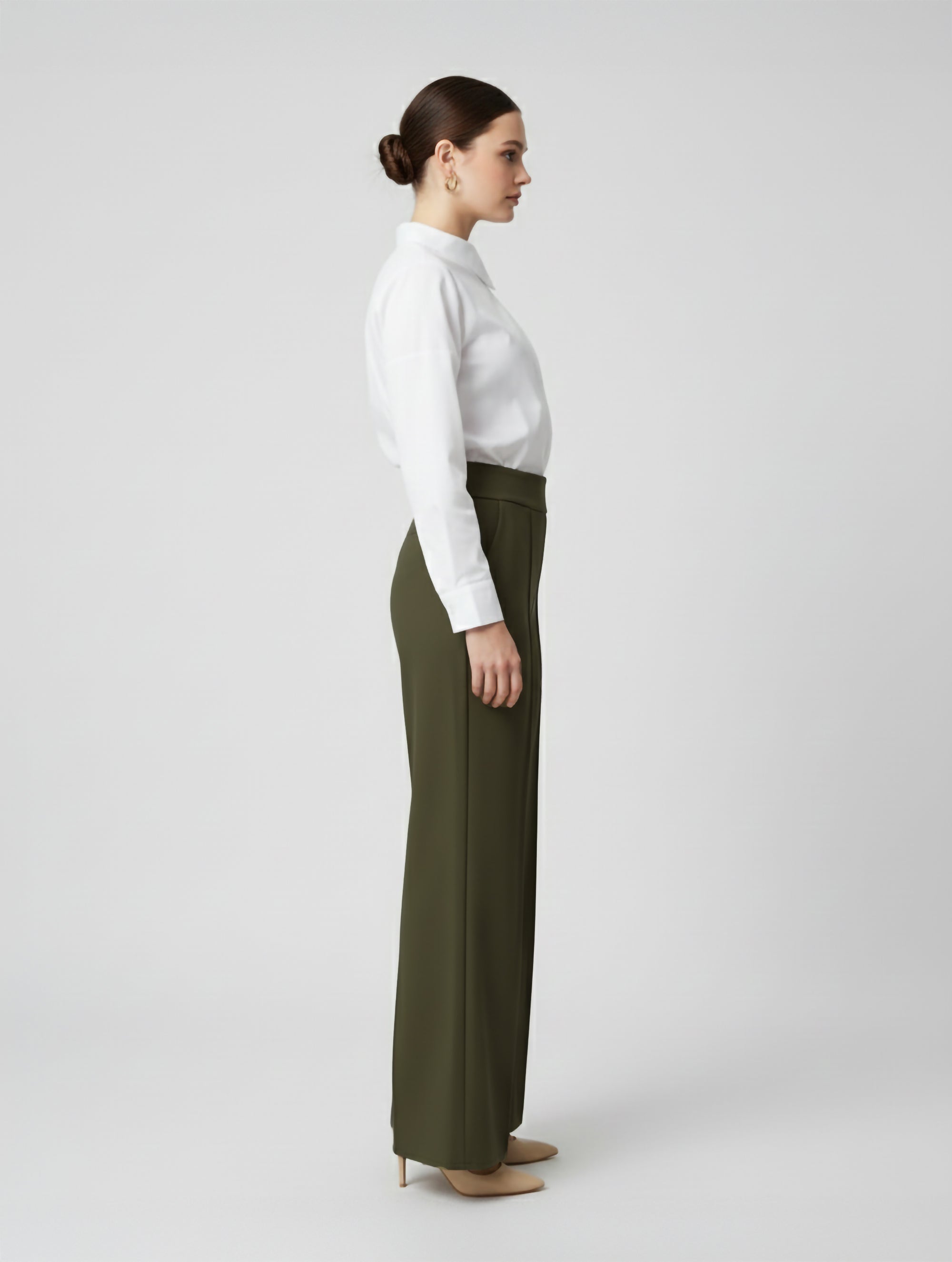 Die Hose Tanja in klassischem Dunkles Olivgrün überzeugt mit klarer Linienführung, eleganter Wide-Leg-Silhouette und hohem Bund mit elastischem Taillenband für eine bequeme, schmeichelhafte Passform.