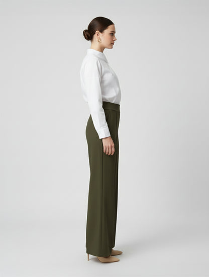 Die Hose Tanja in klassischem Dunkles Olivgrün überzeugt mit klarer Linienführung, eleganter Wide-Leg-Silhouette und hohem Bund mit elastischem Taillenband für eine bequeme, schmeichelhafte Passform.