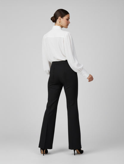 Die Hose Tanja in klassischem Schwarz überzeugt mit klarer Linienführung, eleganter Wide-Leg-Silhouette und hohem Bund mit elastischem Taillenband für eine bequeme, schmeichelhafte Passform.