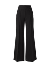 Die Hose Tanja in klassischem Schwarz überzeugt mit klarer Linienführung, eleganter Wide-Leg-Silhouette und hohem Bund mit elastischem Taillenband für eine bequeme, schmeichelhafte Passform.