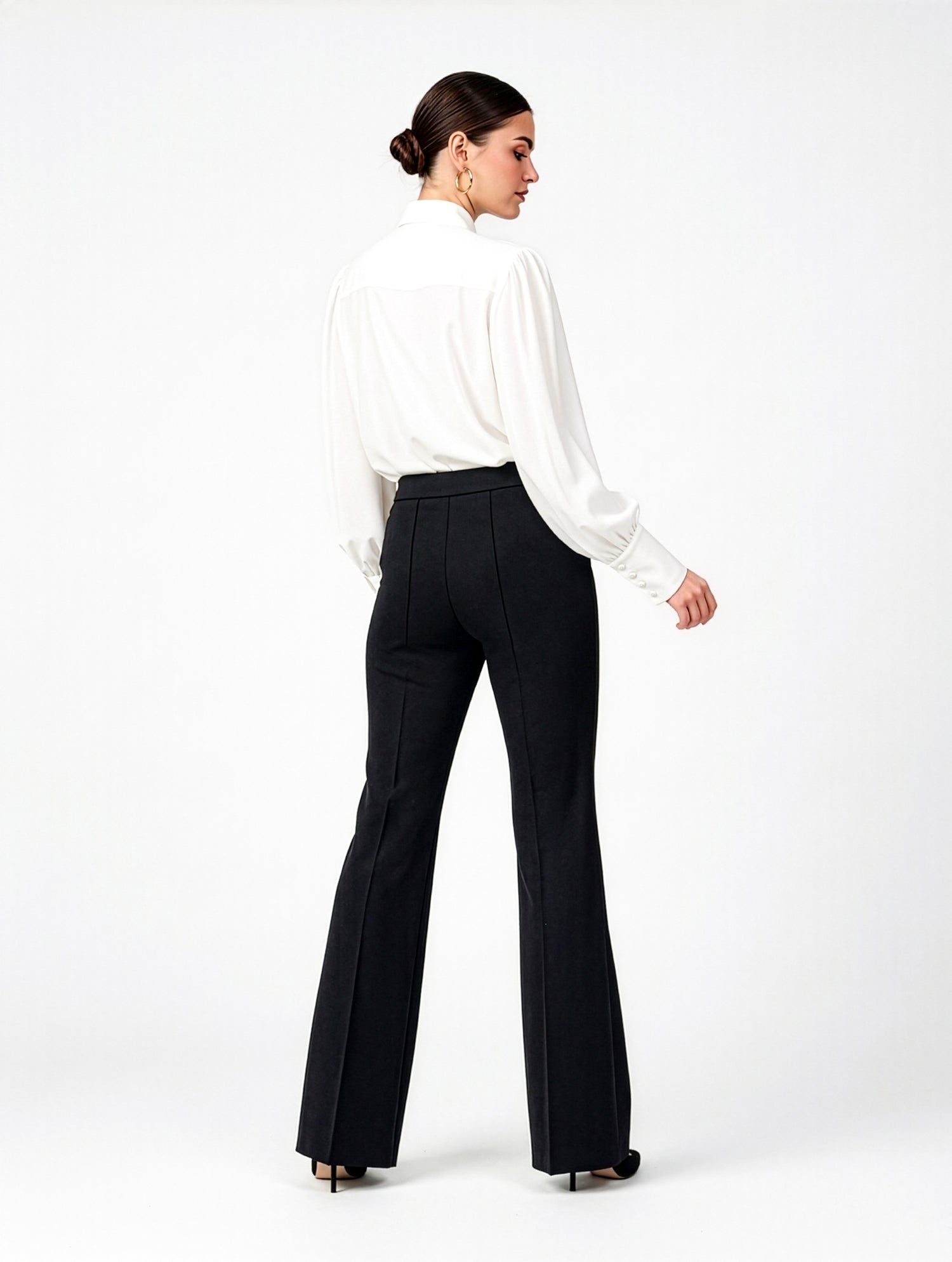 Die Hose Tanja in klassischem Schwarz überzeugt mit klarer Linienführung, eleganter Wide-Leg-Silhouette und hohem Bund mit elastischem Taillenband für eine bequeme, schmeichelhafte Passform.