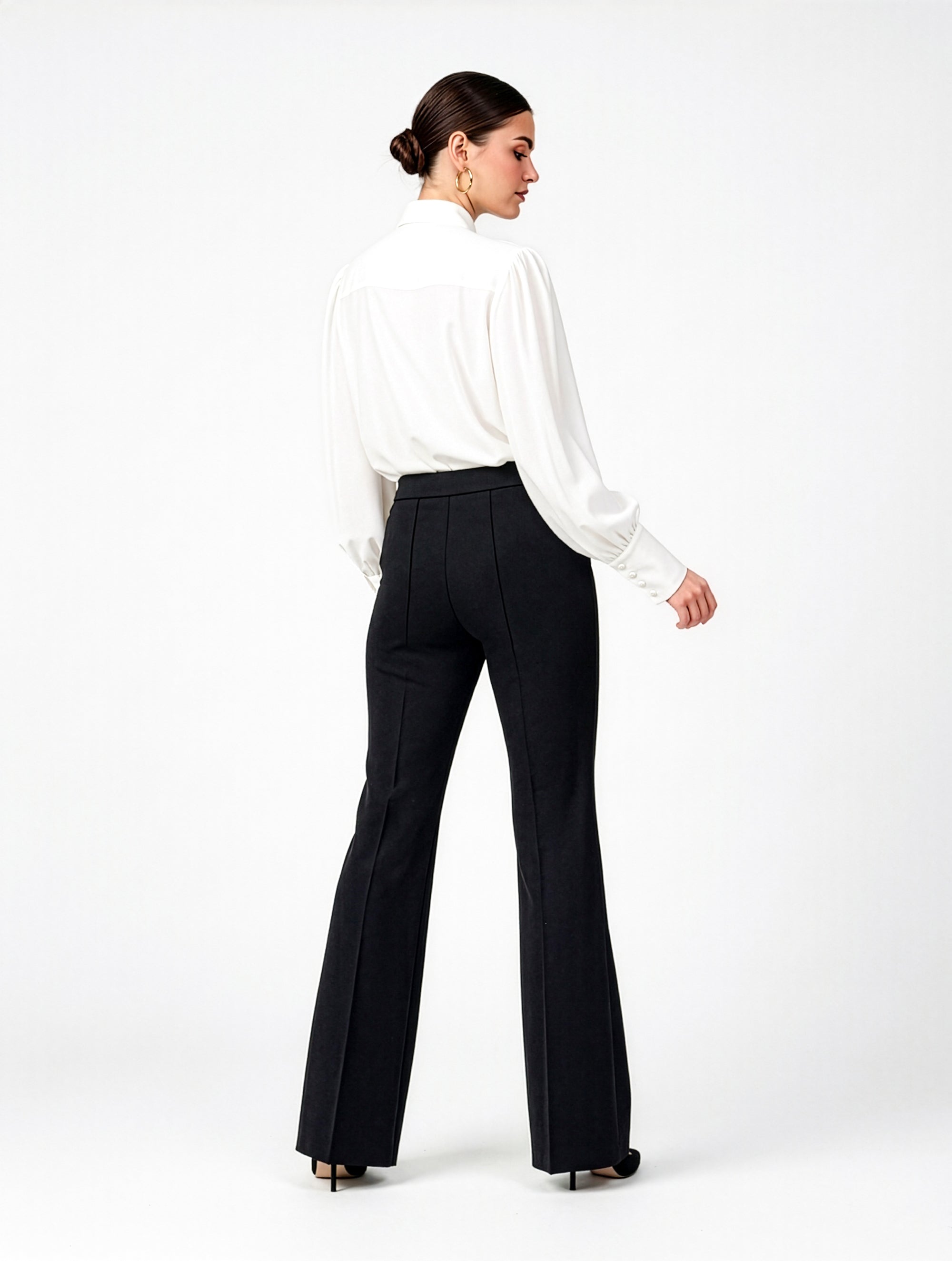 Die Hose Tanja in klassischem Schwarz überzeugt mit klarer Linienführung, eleganter Wide-Leg-Silhouette und hohem Bund mit elastischem Taillenband für eine bequeme, schmeichelhafte Passform.