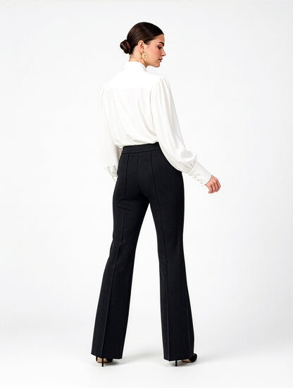 Die Hose Tanja in klassischem Schwarz überzeugt mit klarer Linienführung, eleganter Wide-Leg-Silhouette und hohem Bund mit elastischem Taillenband für eine bequeme, schmeichelhafte Passform.