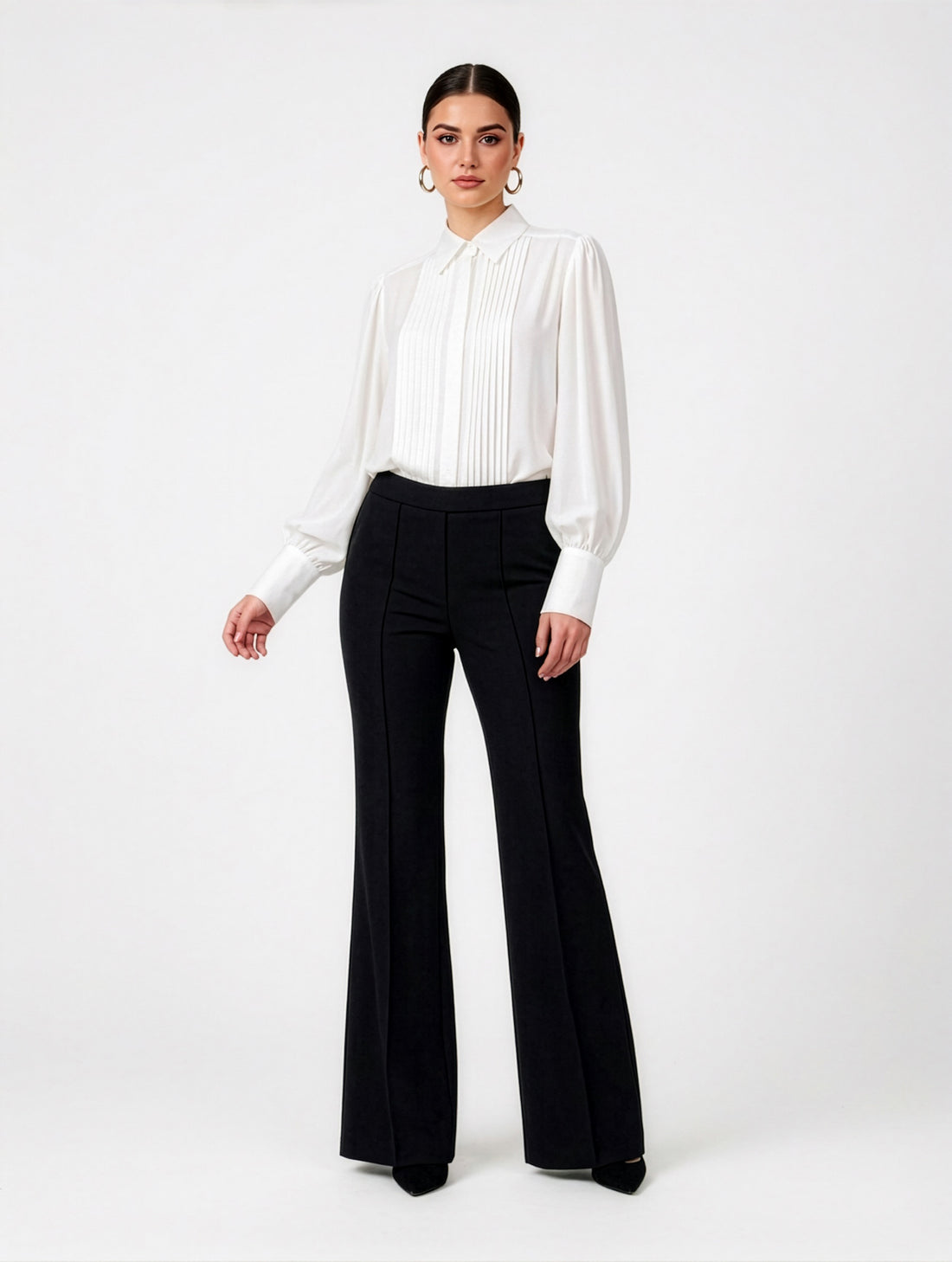 Die Hose Tanja in klassischem Schwarz überzeugt mit klarer Linienführung, eleganter Wide-Leg-Silhouette und hohem Bund mit elastischem Taillenband für eine bequeme, schmeichelhafte Passform.