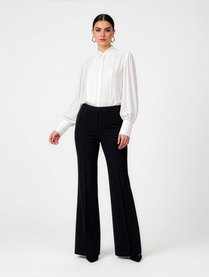 Die Hose Tanja in klassischem Schwarz überzeugt mit klarer Linienführung, eleganter Wide-Leg-Silhouette und hohem Bund mit elastischem Taillenband für eine bequeme, schmeichelhafte Passform.