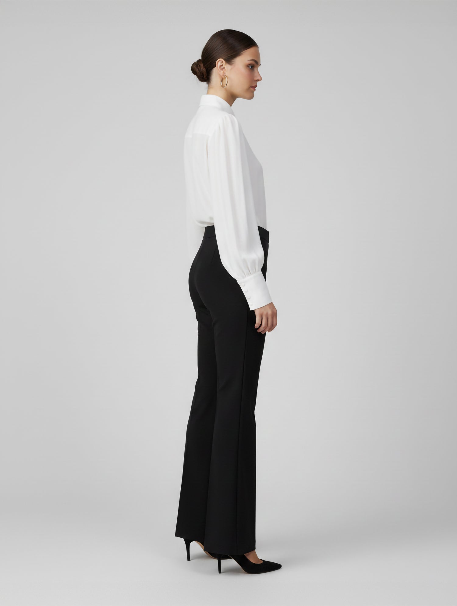 Die Hose Tanja in klassischem Schwarz überzeugt mit klarer Linienführung, eleganter Wide-Leg-Silhouette und hohem Bund mit elastischem Taillenband für eine bequeme, schmeichelhafte Passform.