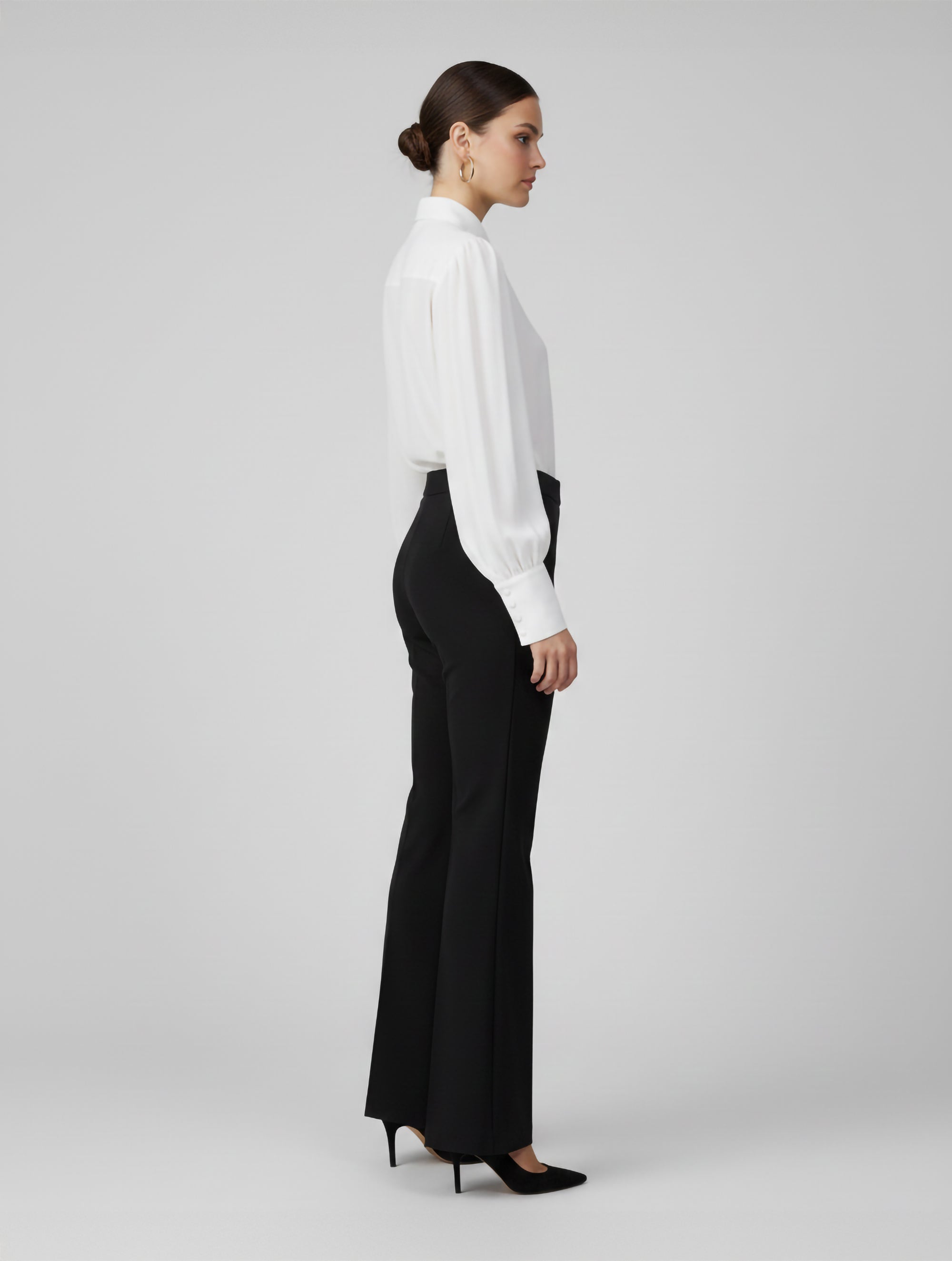 Die Hose Tanja in klassischem Schwarz überzeugt mit klarer Linienführung, eleganter Wide-Leg-Silhouette und hohem Bund mit elastischem Taillenband für eine bequeme, schmeichelhafte Passform.