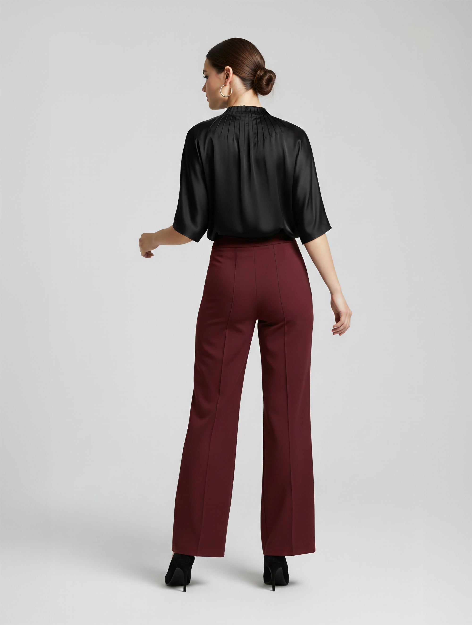 Die Hose Tanja in klassischem Weinrot überzeugt mit klarer Linienführung, eleganter Wide-Leg-Silhouette und hohem Bund mit elastischem Taillenband für eine bequeme, schmeichelhafte Passform.