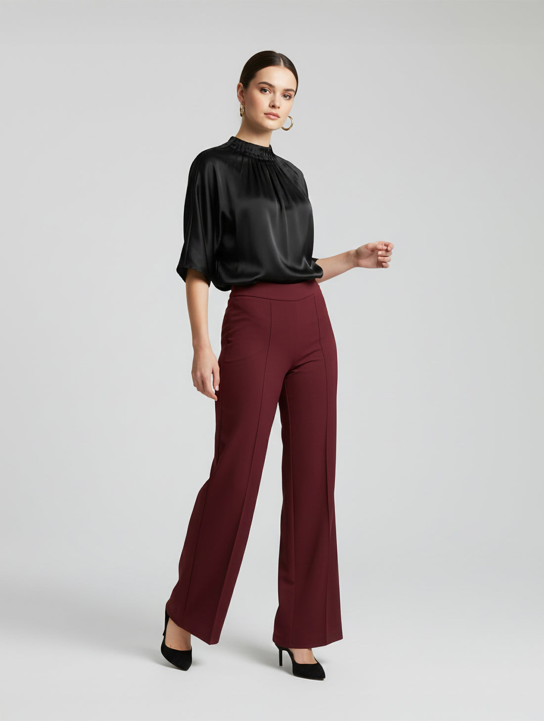 Die Hose Tanja in klassischem Weinrot überzeugt mit klarer Linienführung, eleganter Wide-Leg-Silhouette und hohem Bund mit elastischem Taillenband für eine bequeme, schmeichelhafte Passform.