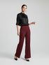 Die Hose Tanja in klassischem Weinrot überzeugt mit klarer Linienführung, eleganter Wide-Leg-Silhouette und hohem Bund mit elastischem Taillenband für eine bequeme, schmeichelhafte Passform.