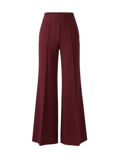 Die Hose Tanja in klassischem Weinrot überzeugt mit klarer Linienführung, eleganter Wide-Leg-Silhouette und hohem Bund mit elastischem Taillenband für eine bequeme, schmeichelhafte Passform.