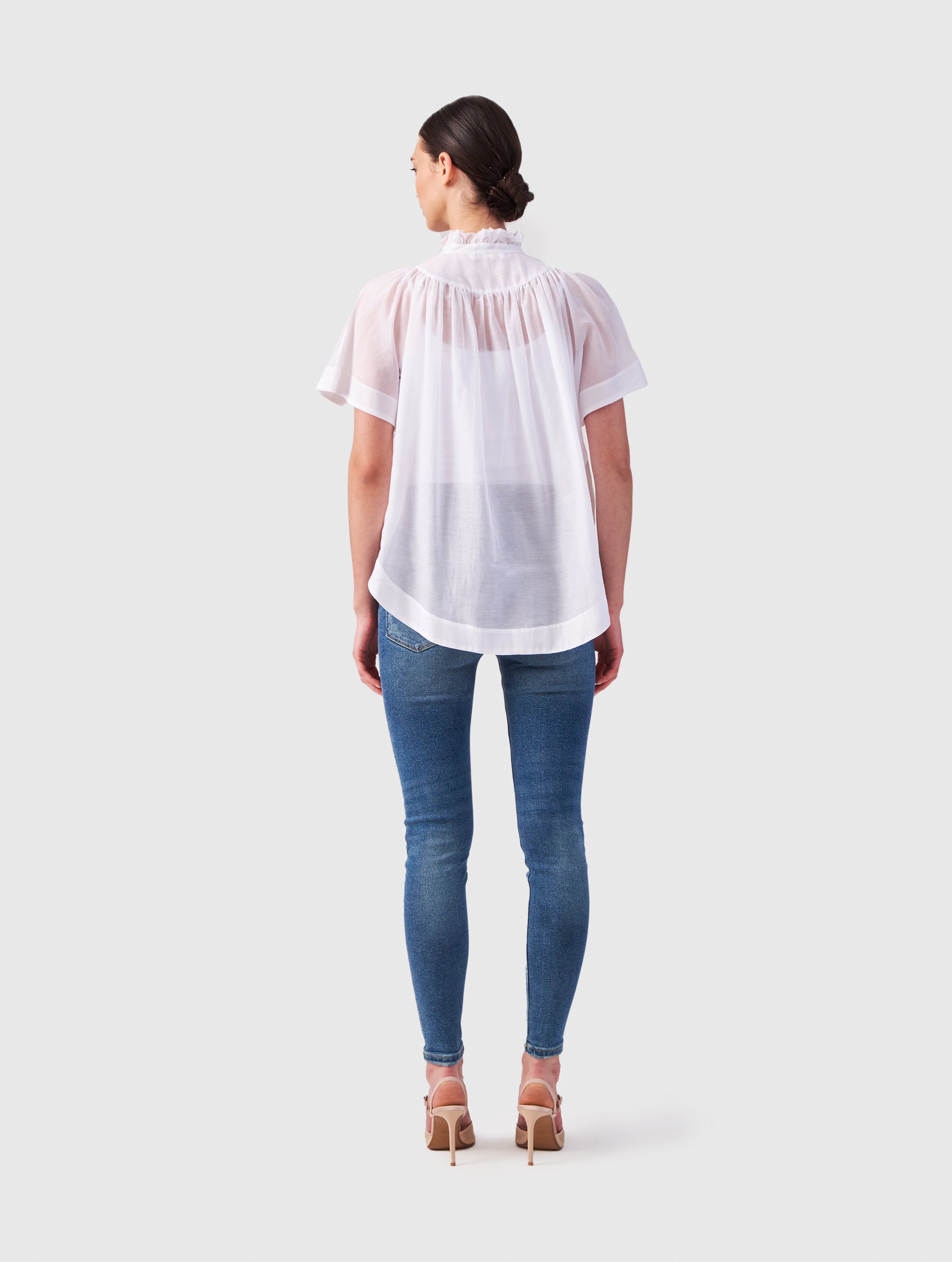 Transparente Bluse mit Stehkragen, auffälligen Ärmeln und durchgehender Knopfleiste auf der Vorderseite. Gefertigt aus einer hochwertigen Baumwoll-Seiden-Mischung.