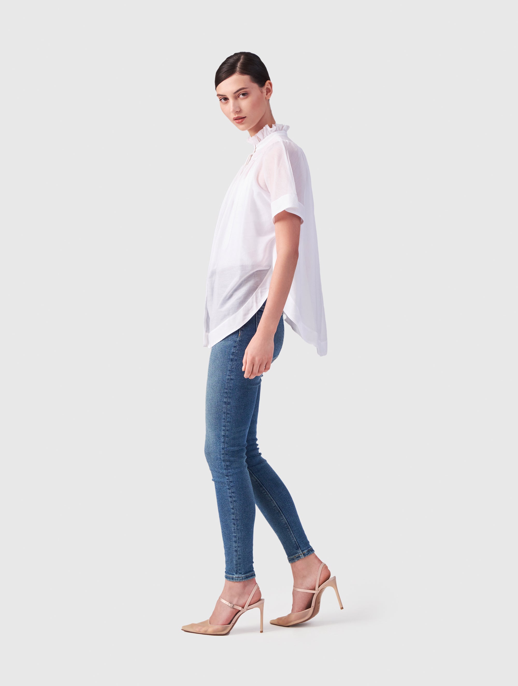 Transparente Bluse mit Stehkragen, auffälligen Ärmeln und durchgehender Knopfleiste auf der Vorderseite. Gefertigt aus einer hochwertigen Baumwoll-Seiden-Mischung.