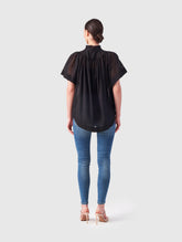 Transparente Bluse mit Stehkragen, auffälligen Ärmeln und durchgehender Knopfleiste auf der Vorderseite. Gefertigt aus einer hochwertigen Baumwoll-Seiden-Mischung.