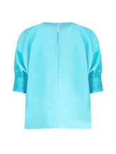 Locker sitzende Bluse mit elastischen Bündchen an den Ärmelenden. 