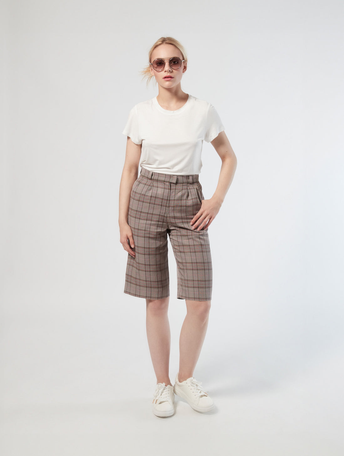 Bermuda aus weichem Viskose-Leinen-Mix in elegantem High-Waist Schnitt, seitlichen Eingriffstaschen und langen Abnähern auf der Vorderseite.
