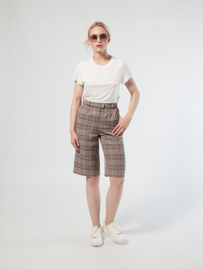 Bermuda aus weichem Viskose-Leinen-Mix in elegantem High-Waist Schnitt, seitlichen Eingriffstaschen und langen Abnähern auf der Vorderseite.