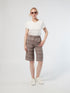 Bermuda aus weichem Viskose-Leinen-Mix in elegantem High-Waist Schnitt, seitlichen Eingriffstaschen und langen Abnähern auf der Vorderseite.