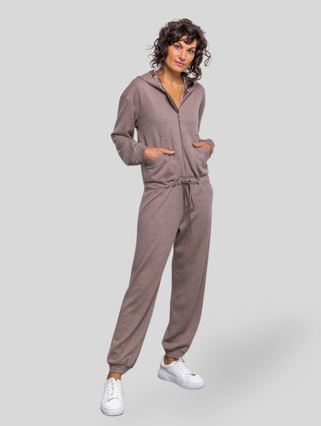 Jumpsuit aus 100% feiner Merinowolle, eine mit Seidensatin gefütterte Kapuze, Reißverschluss im Vorderteil sowie Kängurutaschen