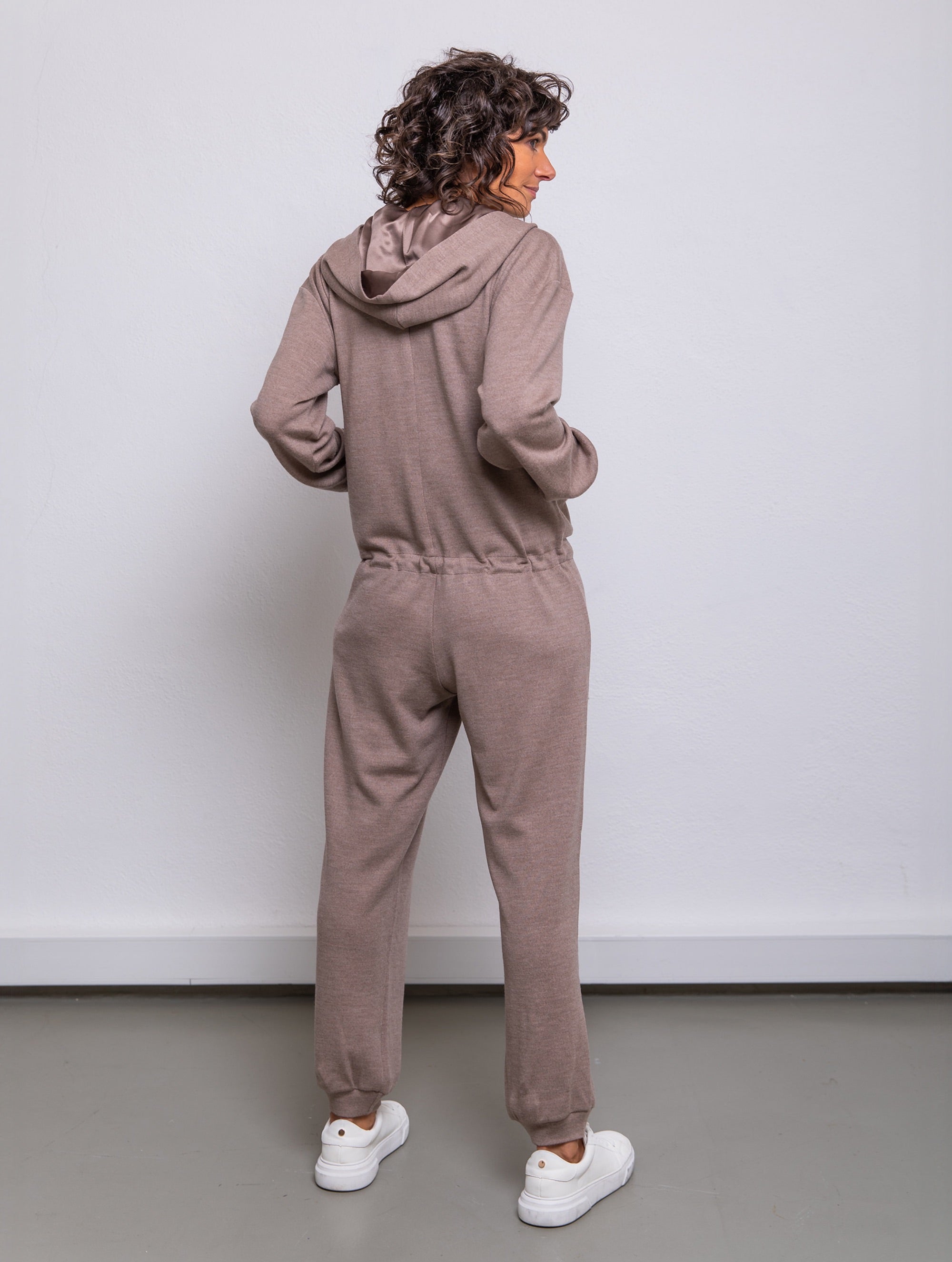 Jumpsuit aus 100% feiner Merinowolle, eine mit Seidensatin gefütterte Kapuze, Reißverschluss im Vorderteil sowie Kängurutaschen