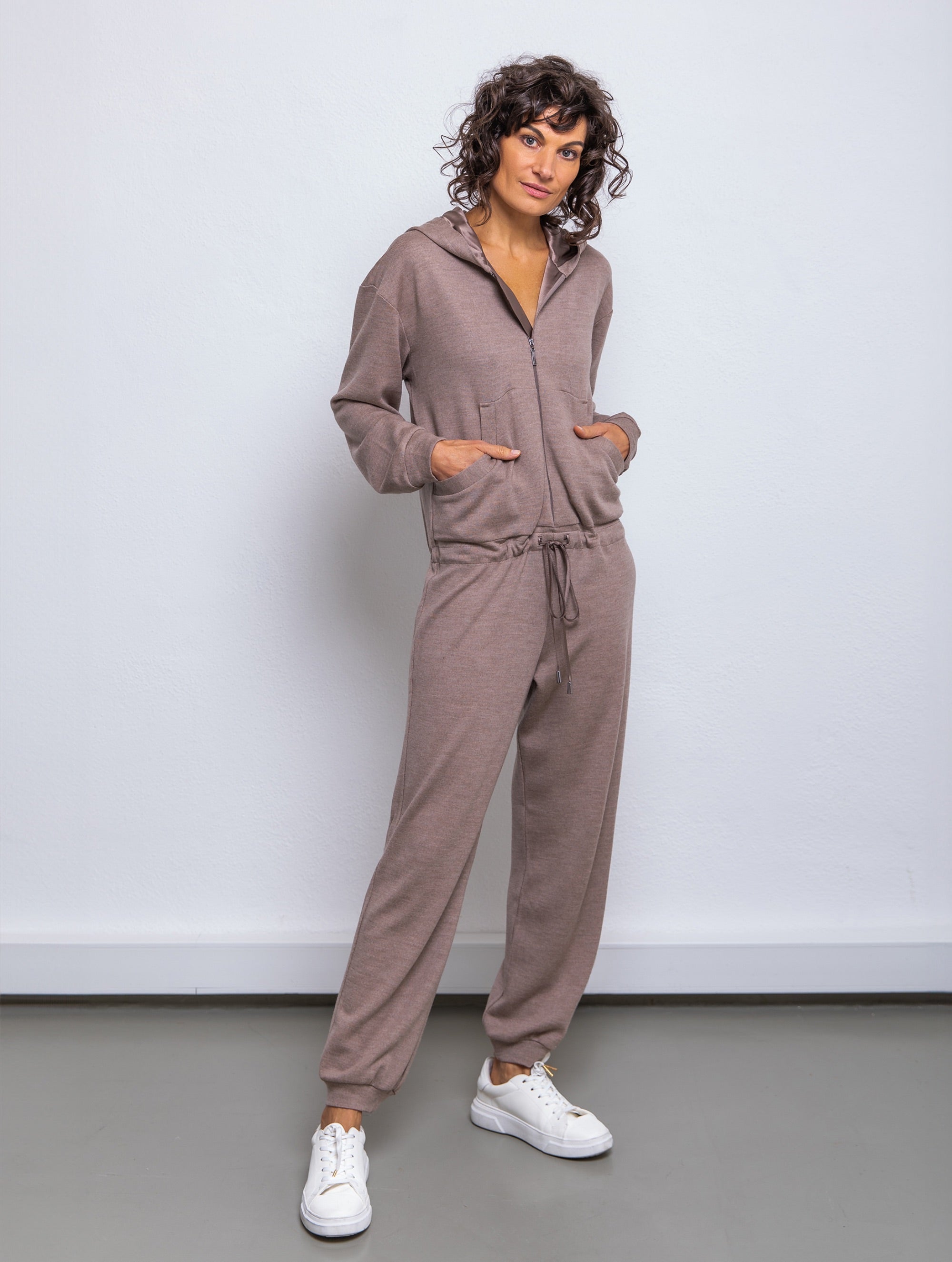 Jumpsuit aus 100% feiner Merinowolle, eine mit Seidensatin gefütterte Kapuze, Reißverschluss im Vorderteil sowie Kängurutaschen